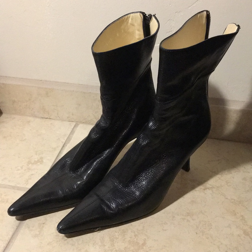 Gucci black leather pointy toe boots